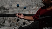 Menurut Anastasia Sari Dewi, seorang psikolog klinis dan founder pusat konsultasi Anastasia and Associate, mainan latto-latto bisa mengganggu ketenangan umum dan membahayakan fisik. Selain itu berisiko memicu terabaikannya fokus pada kegiatan penting seperti belajar dan bekerja jika dimainkan dalam porsi terlalu banyak.