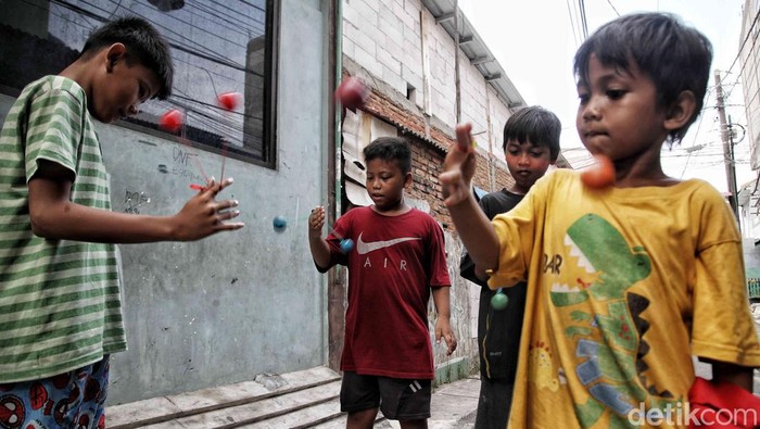 Pro dan Kontra Latto-latto Fenomena latto-latto yang kini sedang tren menjadi dilema karena membuat beberapa anak-anak terluka.