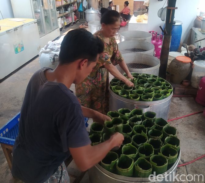 Produsen kue keranjang di Magelang menggunakan bungkus daun pisang dalam produksinya. Foto diambil Selasa (10/1/2023).