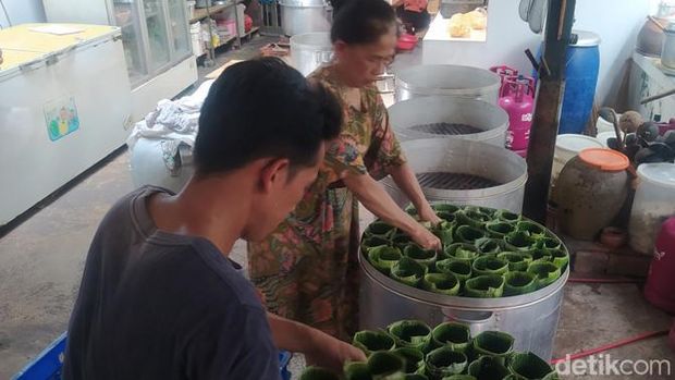 Produsen kue keranjang di Magelang menggunakan bungkus daun pisang dalam produksinya. Foto diambil Selasa (10/1/2023).