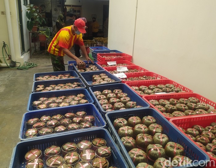 Produsen kue keranjang di Magelang menggunakan bungkus daun pisang dalam produksinya. Foto diambil Selasa (10/1/2023).