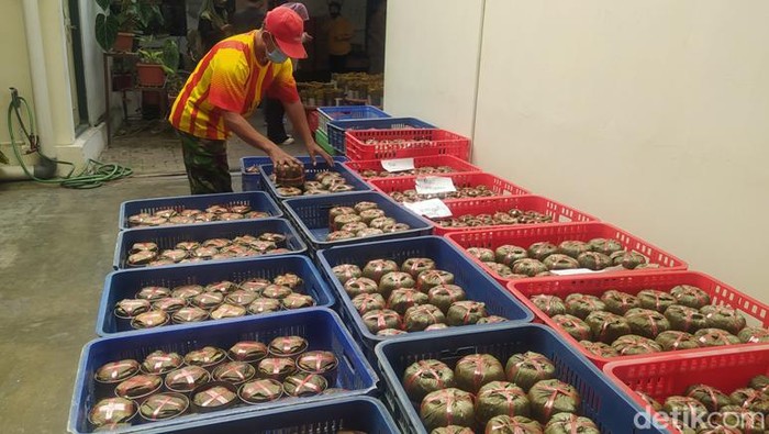 Produsen kue keranjang di Magelang menggunakan bungkus daun pisang dalam produksinya. Foto diambil Selasa (10/1/2023).