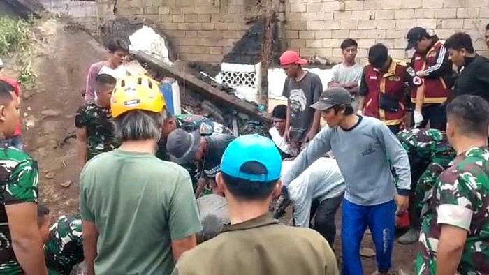 Proses evakuasi personel TNI yang tertimpa bangunan saat bersihkan puing rumah terdampak gempa di Cianjur.