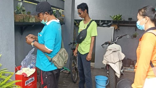 Pengambilan sampel otak anjing suspek rabies di wilayah Kelurahan Dauhwaru, Kecamatan Jembrana, Kabupaten Jembrana, Selasa (10/1/2023).