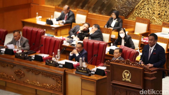 Wakil Ketua DPR Rahmat Gobel didampingi Wakil Ketua DPR RI Sufmi Dasco Ahmad, Lodewijk Paulus, dan Muhaimin Iskandar atau Cak Imin saat memimpin Rapat Paripurna DPR RI masa persidangan III tahun sidang 2022-2023 di kompleks parlemen, Senayan, Jakarta, Selasa (10/1/2023). Dalam Rapat Paripurna perdana tahun ini, hanya 23 anggota DPR yang hadir fisik. Pada rapat kali ini, Ketua DPR RI Puan Maharani tidak hadir di tempat.