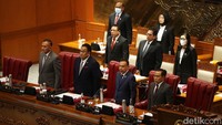 Pimpinan lain yang hadir dalam paripurna yakni Wakil Ketua DPR RI Sufmi Dasco Ahmad, Lodewijk Paulus, dan Muhaimin Iskandar atau Cak Imin.