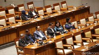 Rapat DPR RI masa persidangan III tahun sidang 2022-2023 itu dihadiri anggota secara fisik dan virtual.
