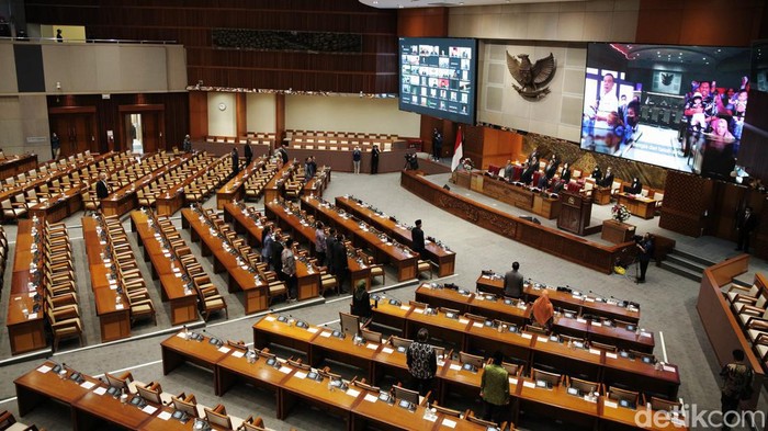 Wakil Ketua DPR Rahmat Gobel didampingi Wakil Ketua DPR RI Sufmi Dasco Ahmad, Lodewijk Paulus, dan Muhaimin Iskandar atau Cak Imin saat memimpin Rapat Paripurna DPR RI masa persidangan III tahun sidang 2022-2023 di kompleks parlemen, Senayan, Jakarta, Selasa (10/1/2023). Dalam Rapat Paripurna perdana tahun ini, hanya 23 anggota DPR yang hadir fisik. Pada rapat kali ini, Ketua DPR RI Puan Maharani tidak hadir di tempat.