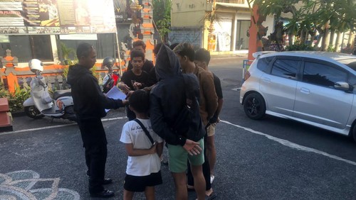 Pemuda trek-trekan diajak ke Polsek Kuta Utara, Badung untuk dibina, Selasa (10/1/2023).