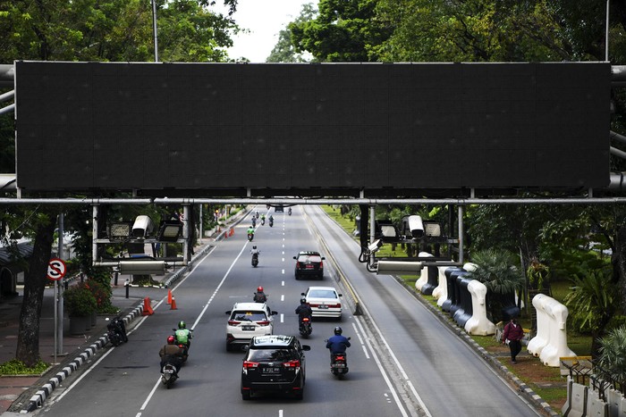 Sejumlah kendaraan bermotor melintas di bawah Alat Sistem Jalan Berbayar Elektronik (ERP) di Jalan Medan Merdeka Barat, Jakarta, Senin (9/1/2023). Pemerintah Provinsi DKI Jakarta berencana untuk menerapkan kebijakan jalan berbayar atau Electronic Road Pricing (ERP) di sejumlah ruas jalan Ibu Kota dengan usulan besaran tarif sekitar Rp5.000 hingga Rp19.000 sekali melintas yang bertujuan untuk mengendalikan mobilitas warga DKI Jakarta. ANTARA FOTO/M Risyal Hidayat