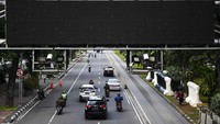 Sejumlah kendaraan bermotor melintas di bawah Alat Sistem Jalan Berbayar Elektronik (ERP) di Jalan Medan Merdeka Barat, Jakarta. Pemprov DKI Jakarta menerapkan kebijakan jalan berbayar dengan usulan besaran tarif sekitar Rp 5.000 hingga Rp 19.000 sekali melintas.