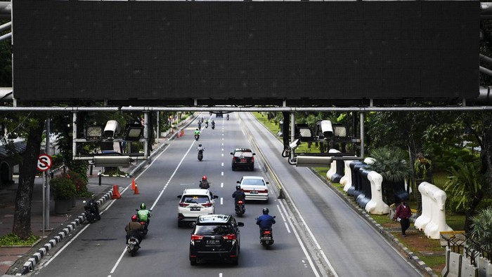 Sejumlah kendaraan bermotor melintas di bawah Alat Sistem Jalan Berbayar Elektronik (ERP) di Jalan Medan Merdeka Barat, Jakarta, Senin (9/1/2023). Pemerintah Provinsi DKI Jakarta berencana untuk menerapkan kebijakan jalan berbayar atau Electronic Road Pricing (ERP) di sejumlah ruas jalan Ibu Kota dengan usulan besaran tarif sekitar Rp5.000 hingga Rp19.000 sekali melintas yang bertujuan untuk mengendalikan mobilitas warga DKI Jakarta. ANTARA FOTO/M Risyal Hidayat