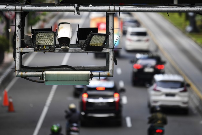Sejumlah kendaraan bermotor melintas di bawah Alat Sistem Jalan Berbayar Elektronik (ERP) di Jalan Medan Merdeka Barat, Jakarta, Senin (9/1/2023). Pemerintah Provinsi DKI Jakarta berencana untuk menerapkan kebijakan jalan berbayar atau Electronic Road Pricing (ERP) di sejumlah ruas jalan Ibu Kota dengan usulan besaran tarif sekitar Rp5.000 hingga Rp19.000 sekali melintas yang bertujuan untuk mengendalikan mobilitas warga DKI Jakarta. ANTARA FOTO/M Risyal Hidayat