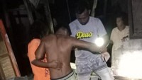 Seorang warga luka-luka usai tertimpa tembok rumah.