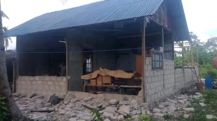 Rumah warga di Maluku Barat Daya rusak akibat gema M 7,5 di Maluku.