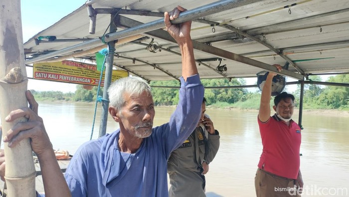 Samijo, pengemudi perahu penyeberangan di Bojonegoro