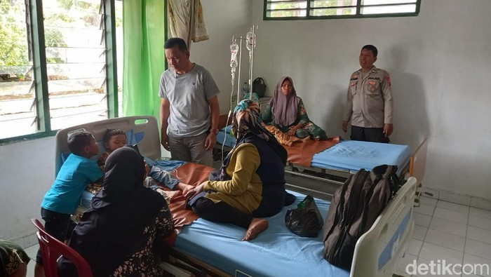 Sebanyak 20 anak di Madina, Sumut diduga keracunan usai memakan bakso bakar.