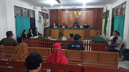 Sidang kasus ibu rantai anak di PN Tabanan dengan agenda pemeriksaan saksi-saksi pada Selasa (10/1/2023) sebelum dibuka majelis hakim. (chairul amri simabur/detikBali)