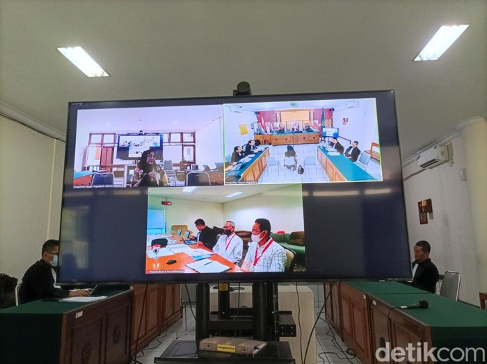 Sidang lanjutan kasus suap pengurusan IMB apartemen dan hotel yang menjerat eks Walkot Jogja Haryadi Suyuti, Selasa (10/1/2023).