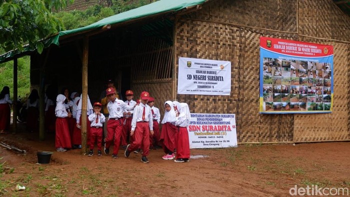 Siswa SDN Suradita Sukabumi yang kini belajar di bangunan sementara.