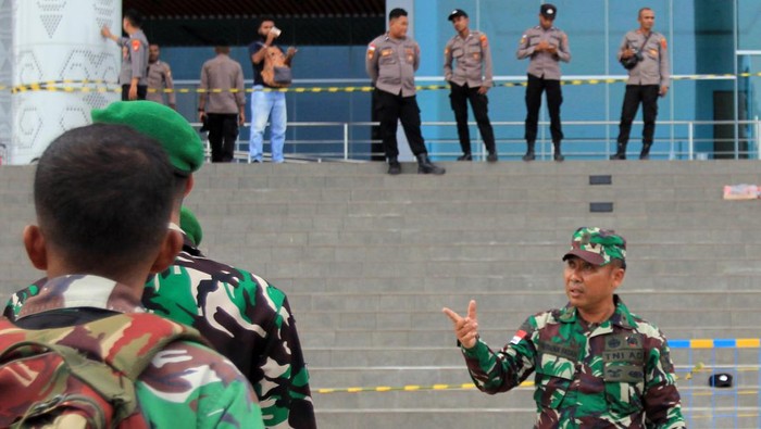 Situasi Kantor Gubernur Papua Pascapenangkapan Lukas Enembe Suasana Kantor Gubernur Papua pascapenangkapan Gubernur Papua Lukas Enembe di Jayapura, Papua, Selasa (10/1/2023). Pengamanan Kantor Gubernur Papua dilakukan pascapenangkapan Gubernur Papua Lukas Enembe oleh KPK. ANTARA FOTO/Gusti Tanati/app/rwa.