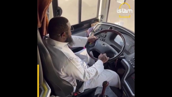 Tangkapan layar sopir bus yang menguasai ilmu qiraat dan hafal Al-Quran