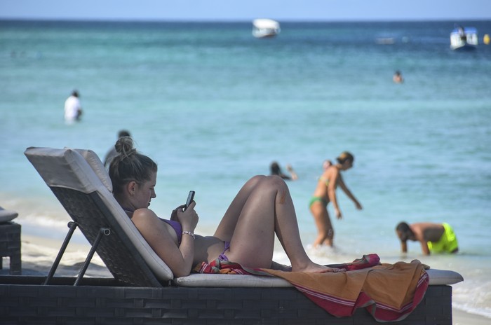 Sejumlah wisatawan asing melintas dekat restoran Carpediem di Gili Trawangan, Desa Gili Indah, Kecamatan Pemenang, Tanjung, Lombok Utara, NTB, Selasa (10/1/2023). Pemerintah Provinsi NTB menargetkan angka kunjungan wisatawan ke NTB pada 2023 sebanyak 1,5 juta orang wisatawan, baik dari mancanegara maupun nusantara. ANTARA FOTO/Ahmad Subaidi/rwa.