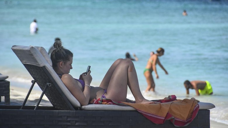 Sejumlah wisatawan asing melintas dekat restoran Carpediem di Gili Trawangan, Desa Gili Indah, Kecamatan Pemenang, Tanjung, Lombok Utara, NTB, Selasa (10/1/2023). Pemerintah Provinsi NTB menargetkan angka kunjungan wisatawan ke NTB pada 2023 sebanyak 1,5 juta orang wisatawan, baik dari mancanegara maupun nusantara. ANTARA FOTO/Ahmad Subaidi/rwa.
