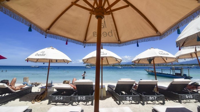 Sejumlah wisatawan asing melintas dekat restoran Carpediem di Gili Trawangan, Desa Gili Indah, Kecamatan Pemenang, Tanjung, Lombok Utara, NTB, Selasa (10/1/2023). Pemerintah Provinsi NTB menargetkan angka kunjungan wisatawan ke NTB pada 2023 sebanyak 1,5 juta orang wisatawan, baik dari mancanegara maupun nusantara. ANTARA FOTO/Ahmad Subaidi/rwa.
