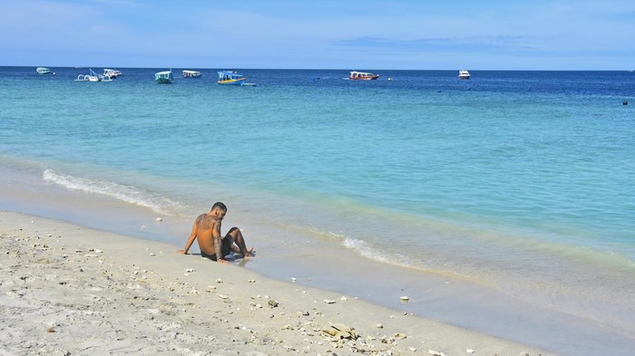 TARGET KUNJUNGAN WISATAWAN KE NTB 2023 Sejumlah wisatawan asing melintas dekat restoran Carpediem di Gili Trawangan, Desa Gili Indah, Kecamatan Pemenang, Tanjung, Lombok Utara, NTB, Selasa (10/1/2023). Pemerintah Provinsi NTB menargetkan angka kunjungan wisatawan ke NTB pada 2023 sebanyak 1,5 juta orang wisatawan, baik dari mancanegara maupun nusantara. ANTARA FOTO/Ahmad Subaidi/rwa.