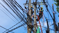 Sementara itu untuk penentuan tarif listrik periode Januari-Maret 2023 mengacu pada realisasi kondisi makro ekonomi Agustus sampai Oktober 2022. Selama periode tersebut Kementeriian ESDM mencatat nilai tukar terhadap dolar AS sebesar Rp15.079,96/US$, Indonesian Crude Price (ICP) sebesar 89,78 US$/barel. Kemudian, tingkat inflasi sebesar 0,28%, dan Harga Patokan Batu Bara (HPB) sebesar Rp920,41/kg (kebijakan harga DMO Batu Bara 70 US$/ton).