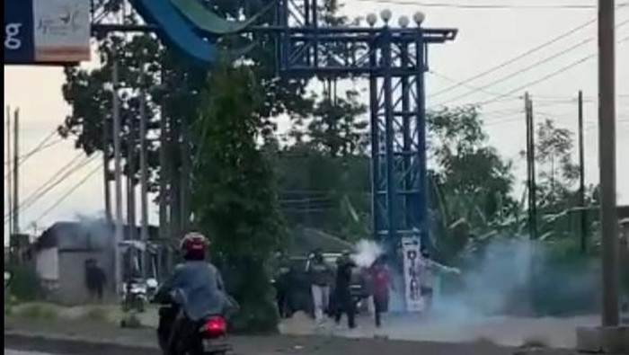 Tawuran antarpemuda di perbatasan Kendal-Batang. Para pelaku saling lempar petasan. Peristiwa terjadi Selasa (10/1/2023) sore.