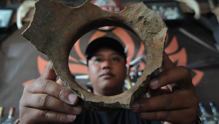 TEMUAN DUGAAN FRAGMEN GERABAH DAN SUMUR KUNO Pegiat cagar budaya menunjukkan dugaan fragmen atau pecahan gerabah kuno di Kropakan, Mranggen, Jatinom, Klaten, Jawa Tengah, Senin (9/1/2023). Komunitas Pemerhati Cagar Budaya (KPCB) Kabupaten Klaten mengajak warga setempat untuk menjaga dan merawat hasil temuan berbagai macam objek diduga cagar budaya (ODCB) fragmen atau pecahan gerabah, guci kuno, batu bata berstukur sumur kuno, dan lingga patok. ANTARA FOTO/Aloysius Jarot Nugroho/tom.