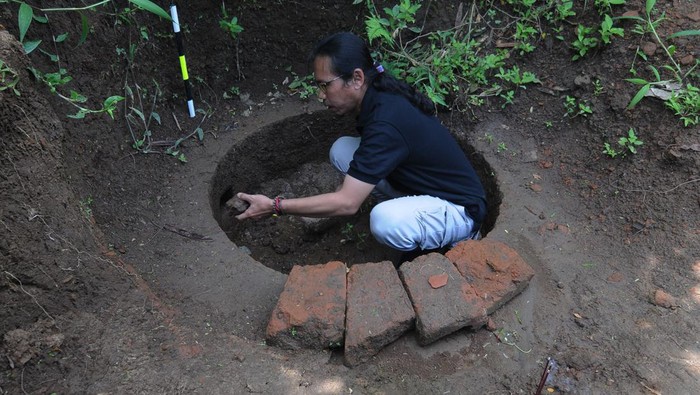 TEMUAN DUGAAN FRAGMEN GERABAH DAN SUMUR KUNO Pegiat cagar budaya menunjukkan dugaan fragmen atau pecahan gerabah kuno di Kropakan, Mranggen, Jatinom, Klaten, Jawa Tengah, Senin (9/1/2023). Komunitas Pemerhati Cagar Budaya (KPCB) Kabupaten Klaten mengajak warga setempat untuk menjaga dan merawat hasil temuan berbagai macam objek diduga cagar budaya (ODCB) fragmen atau pecahan gerabah, guci kuno, batu bata berstukur sumur kuno, dan lingga patok. ANTARA FOTO/Aloysius Jarot Nugroho/tom.