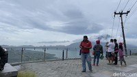 Selain berfoto, traveler dapat membeli oleh-oleh khas Gunung Batur di sekitar destinasi ini.