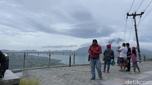 Selain berfoto, traveler dapat membeli oleh-oleh khas Gunung Batur di sekitar destinasi ini.