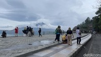 Pemandangan yang akan traveler dapat dari sini sama dengan yang ada di kafe-kafe hits di sana, yakni Danau Batur beserta gunungnya.