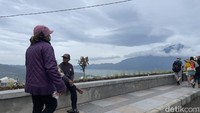 Perlu diwaspadai saat hujan, karena destinasi di kaldera Gunung Batur ini tidak memiliki atap.