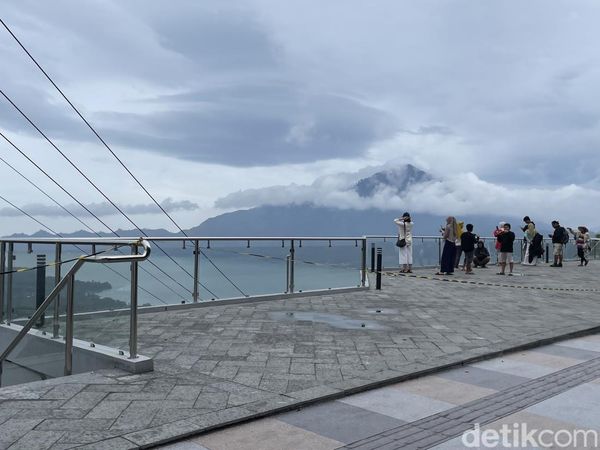 Bangunan Baru di Kaldera Gunung Batur, Teras Pandang ke Danau