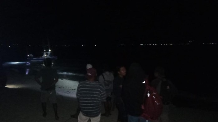 Tim SAR Mataram melakukan pencarian mahasiswa KKN Unram yang dilaporkan tenggelam di Perairan Gili Air Lombok Utara, Selasa (10/2023) malam. (Foto: IST.)
