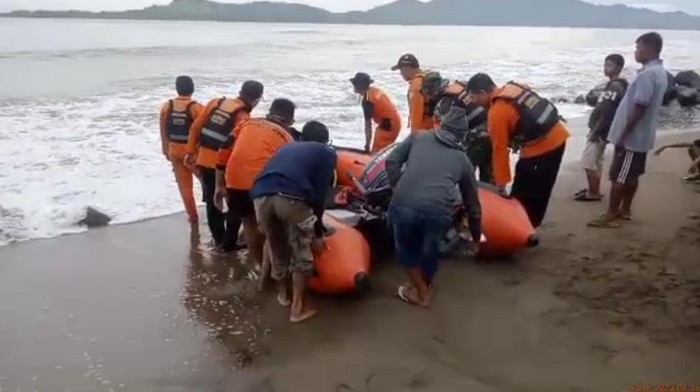 Tim SAR melakukan pencarian siswa SMP di Bolmut, Sulut yang hilang terseret ombak