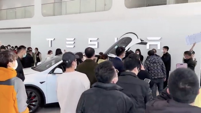 Toko Tesla di China diserbu konsumen yang protes