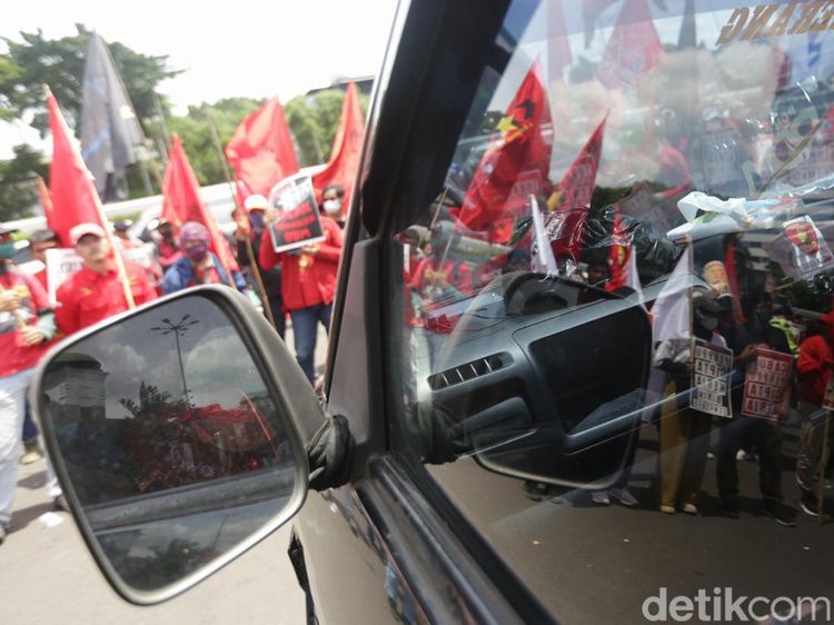 Tolak Perpu Cipta Kerja, Massa Buruh Geruduk Gedung DPR