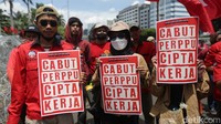 Massa buruh menggelar unjuk rasa di depan Gedung DPR RI, Jakarta, Selasa (10/1/2023). Dalam aksinya mereka melakukan penolakan terhadap Perpu Cipta Kerja karena dinilai telah mengkhianati konstitusi.