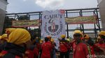 Tolak Perpu Cipta Kerja, Massa Buruh Geruduk Gedung DPR