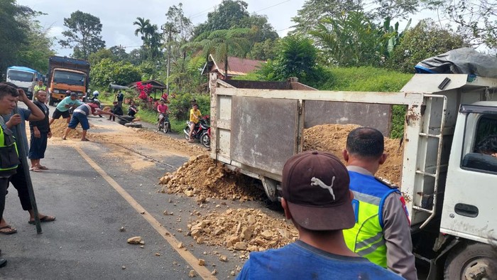 Truk patah as di Jalur Medan - Berastagi. (Foto; Istimewa)