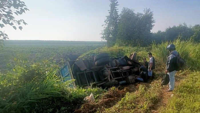 Truk terguling usai terlibat adu banteng dengan mobil Avanza di Jambi. (Foto: Istimewa)