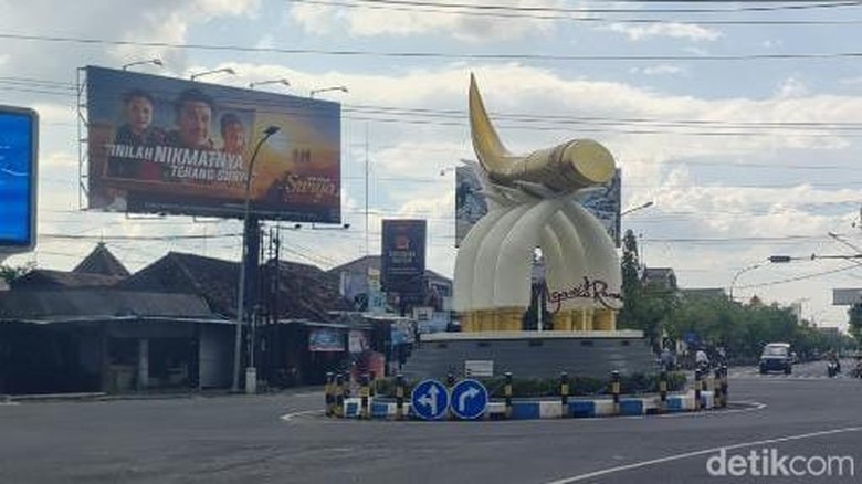 Tugu Kartonyono Ngawi Upaya untuk mempopulerkan simpang empat Kartonyono sudah dilakukan Pemkab Ngawi sebelum lagu Denny Caknan meledak. Salah satunya dengan membangun Tugu Kartonyono atau Tugu Gading Gajah.