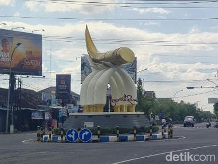 Tugu Kartonyono Medot Janji di Ngawi