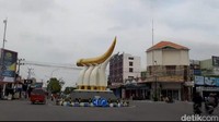 Tugu Kartonyono di Ngawi. Bentuk gadingnya ada yang berwarna emas, ada juga yang berwarna putih/Foto: Sugeng Harianto/detikJatim